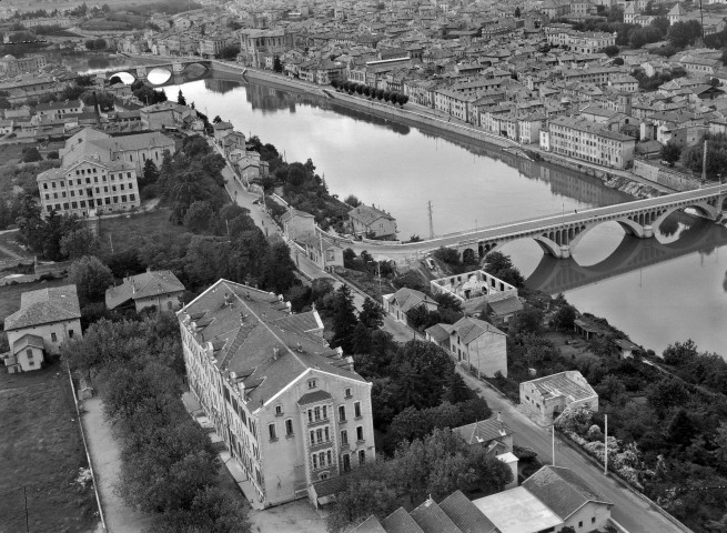 Vue aérienne du pont du Maréchal de Tassigny sur l'Isère, en bas à gauche le collège Jean Monnet, au dessus l'établissement privé des Maristes.