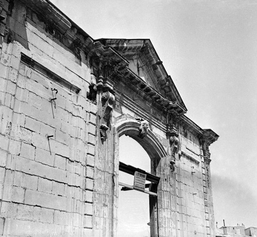 Valence. - Le portail de l'ancienne préfecture.