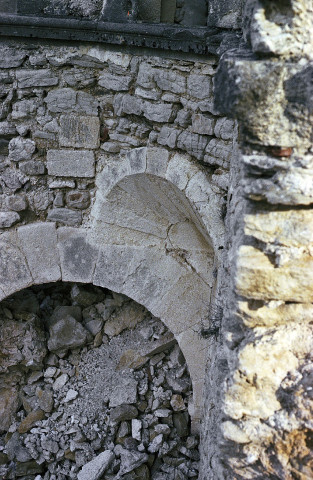 Montbrun-les-Bains.- Trompe à l'angle de la façade sud du corps central du château.