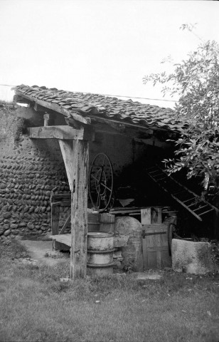 Manthes. - Le puits dans la cour des bâtiments de l'ancien prieuré.