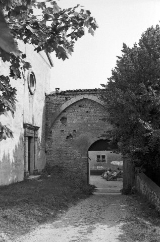 Sainte-Croix. - La façade du temple et le porche de la Mission du Diois.