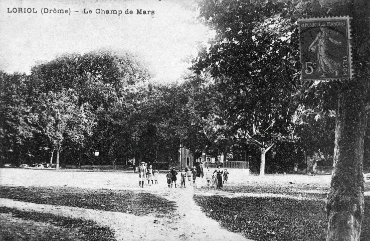 Loriol-sur-Drôme.- Place du Champ de Mars.