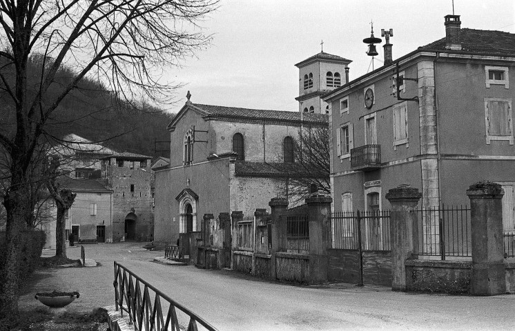 Montvendre. - L'école et l'église Saint-Blaise.