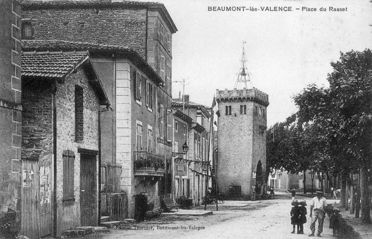 Porte fortifiée (XIIIe-XIVe s.) surmontée d'un campanile.