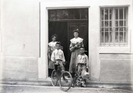 Charols, château de Salettes. - Geneviève Bizalion, Madeleine Bizalion tenant un chaton dans les mains, Henri Bizalion sur une bicyclette et Robert Bizalion.