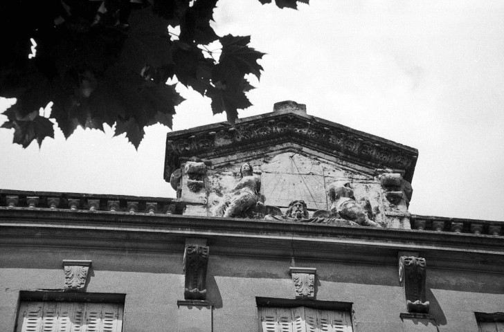 Valence.- Fronton d'une maison place des Clercs.