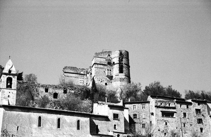 Montbrun-les-Bains.- Vue du village et des travaux de consolidation du château, obturation de la grande brèche sud.