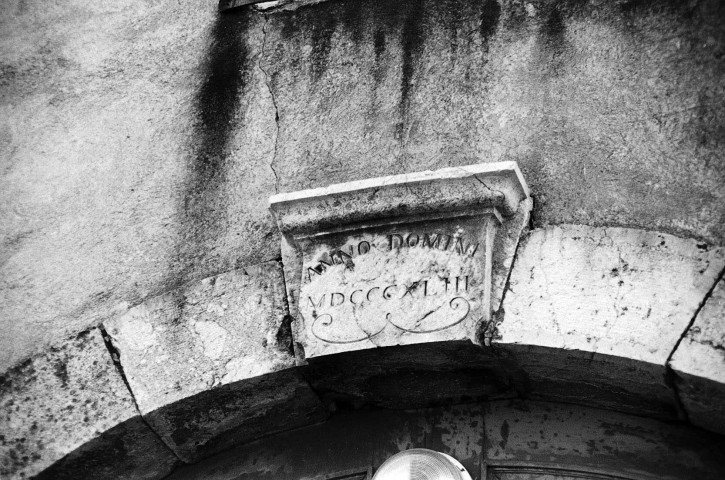 Combovin. - Clef d'arc du porche de l'église Saint-Martin.