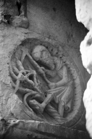 Saint-Donat-sur-l'Herbasse. - Sculpture du cloître de la collégiale.