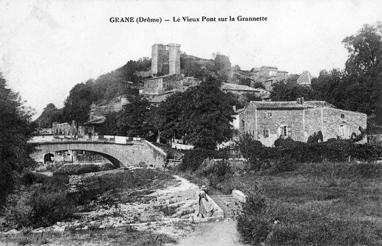 Vue du village et du pont sur le ruisseau la Grenette.