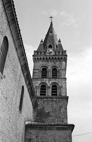 Albon. - Le clocher de l'église Saint-Martin-des-Rosiers.