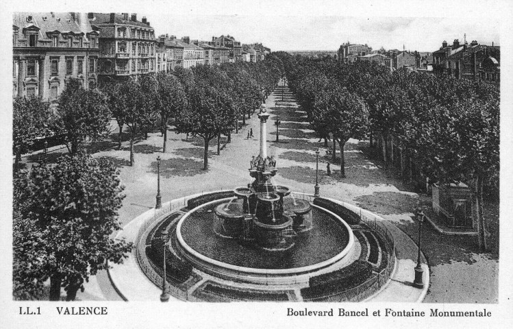 La fontaine (1887) et la boulevard Maurice Clerc.