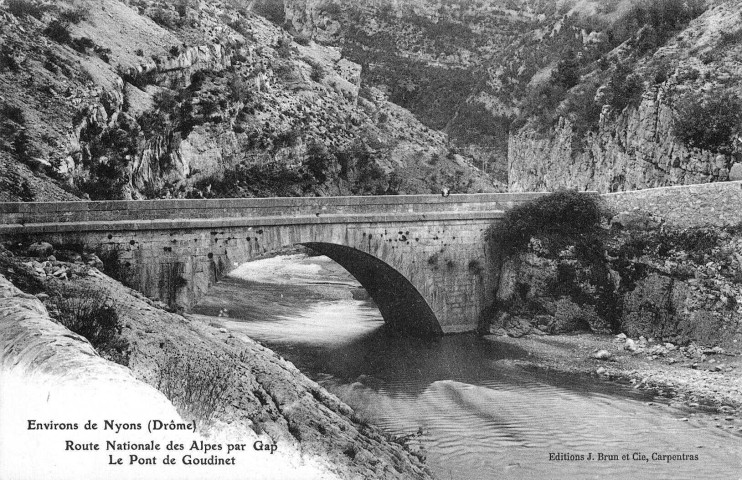 Pont sur l'Eygues aux environs de la ville.