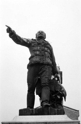 Hauterives.- Statue du général Marie François Joseph de Miribel (1831-1893).