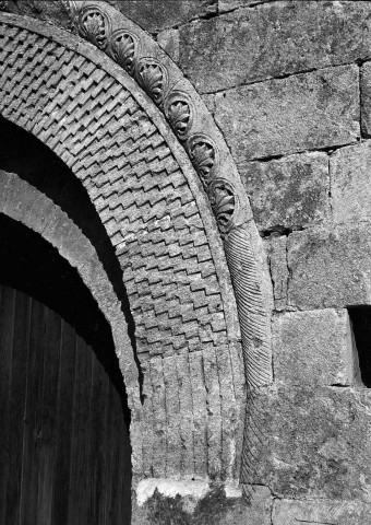 La Bâtie-Rolland. - Détail du porche de la chapelle Saint-Andéol.