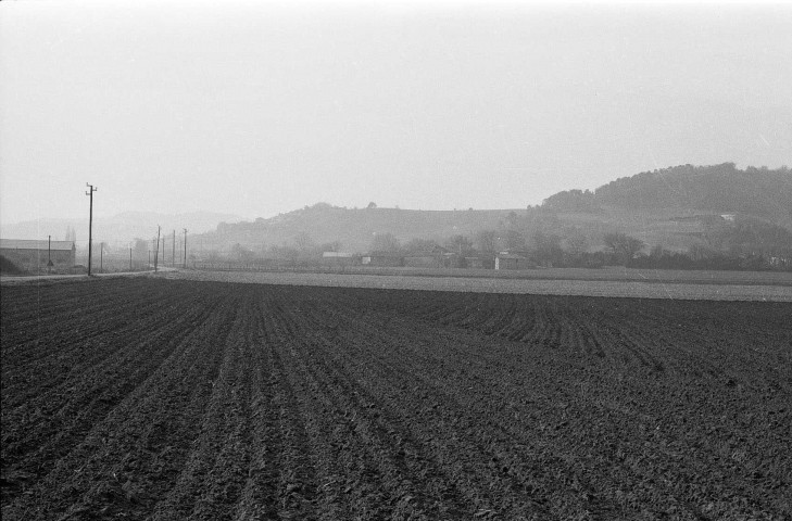 Triors.- Les abords du château.