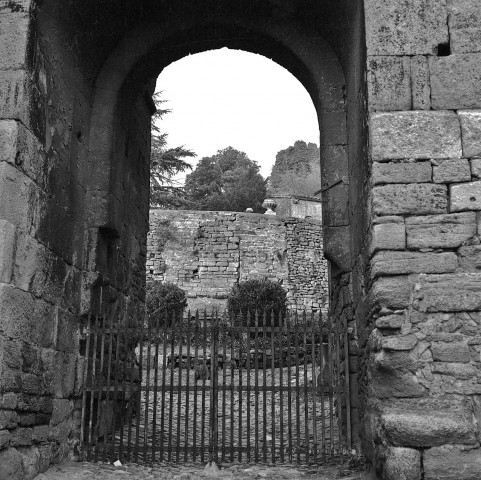 Étoile-sur-Rhône.- L'entrée du château Diane de Poitiers.