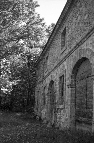 Châteaudouble.- Façade nord des grandes écuries du château.