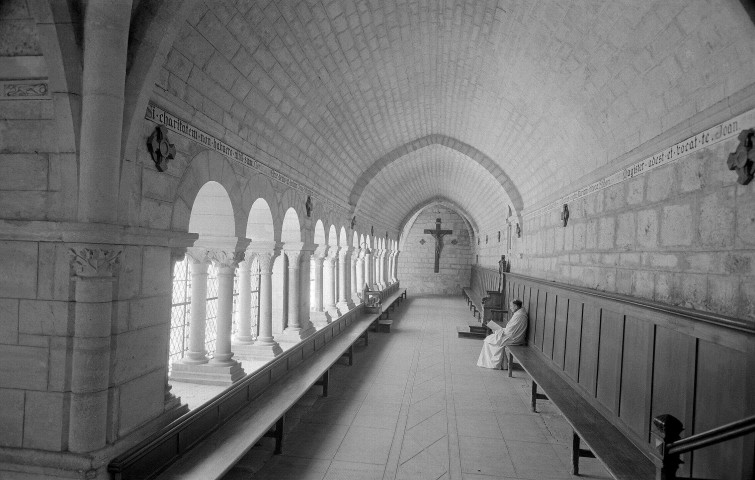 Montjoyer. - Le cloître de l'abbaye Notre Dame d'Aiguebelle.