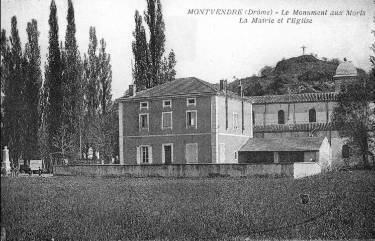 La mairie, l'église Saint-Blaise, à gauche le monument aux Morts.