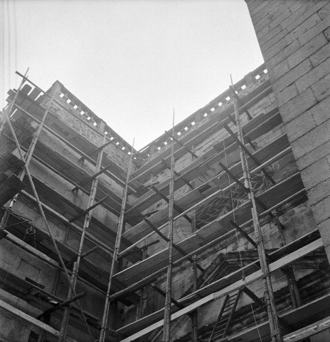 Grignan. - Façade de la collégiale Saint-Sauveur pendant les travaux de restauration.