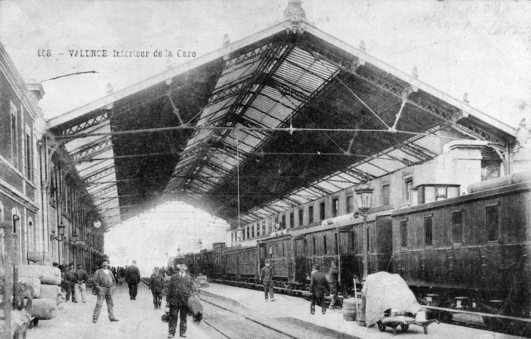 Valence.- L'intérieur de la gare, avant les travaux d'agrandissement et de rénovation de 1908.