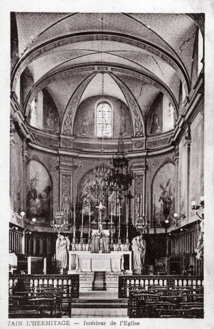 L'intérieur de l'église Sainte-Vierge.
