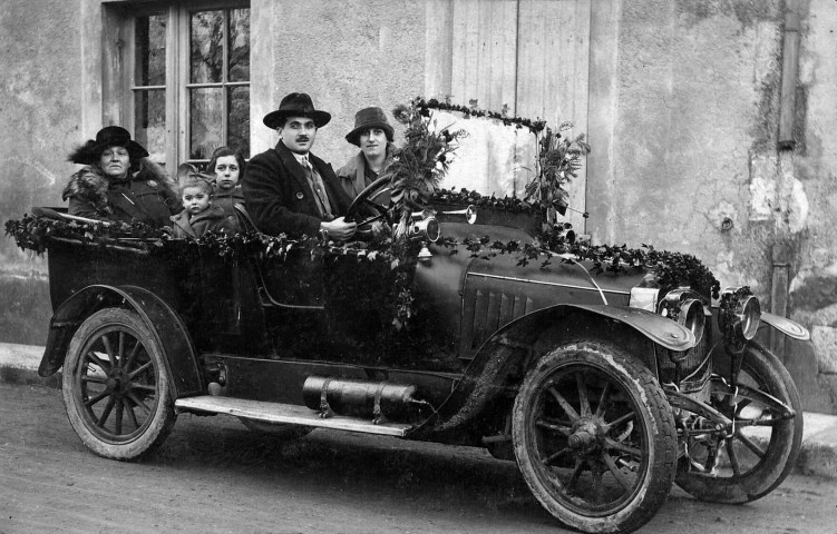 Malissard.- Famille dans un véhicule décoré pour la fête des Bouviers.