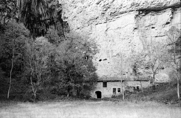 Glandage. - Maison sous la falaise des gorges du Gats.