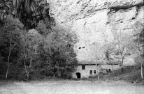 Glandage. - Maison sous la falaise des gorges du Gats.
