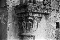 Rochebaudin. - Chapiteau du porche de la chapelle du cimetière.