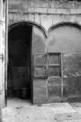 Valence.- Façades sur cour de la Maison des Têtes.