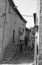 Rousset-les-Vignes.- Les abords de l'église Saint-Mayeul.