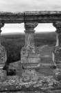 Grignan. - Dégradations des balustres des terrasses du château.