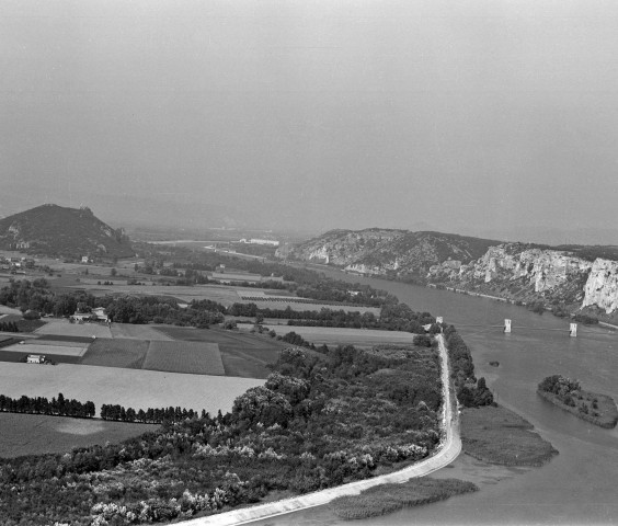 Vue aérienne du défilé, et le pont du Robinet sur le Rhône.