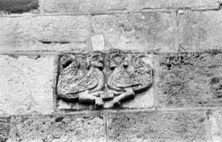 Champagne (Ardèche). - L'église Saint-Pierre, pierre scellée sculptée.