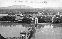 Le pont suspendu Marc Seguin construit en 1827, relie le village et Andance (Ardèche).