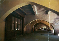 Les arcades du 15ème siècle, place du Marché.