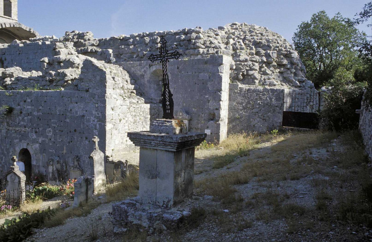 Aleyrac.- Le cimetière et la croix du prieuré.