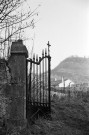 Combovin. - Le portail du cimetière.
