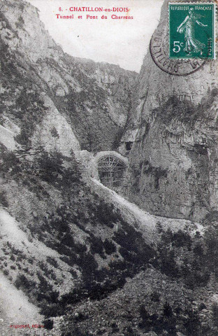 Pont sur le ruisseau le Charens.