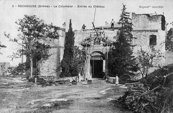 Rochegude.- Remaniement de la façade extérieure du château.