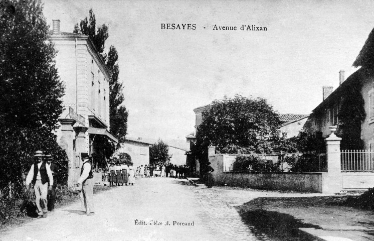 Avenue d'Alixan, à gauche le café Guillet.