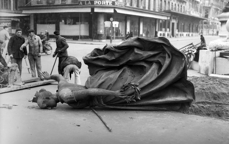 Valence.- Démolition du monument d'Émile Augier, place de la République en janvier 1942.