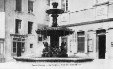 Crest.- La fontaine devant l'ancienne mairie.