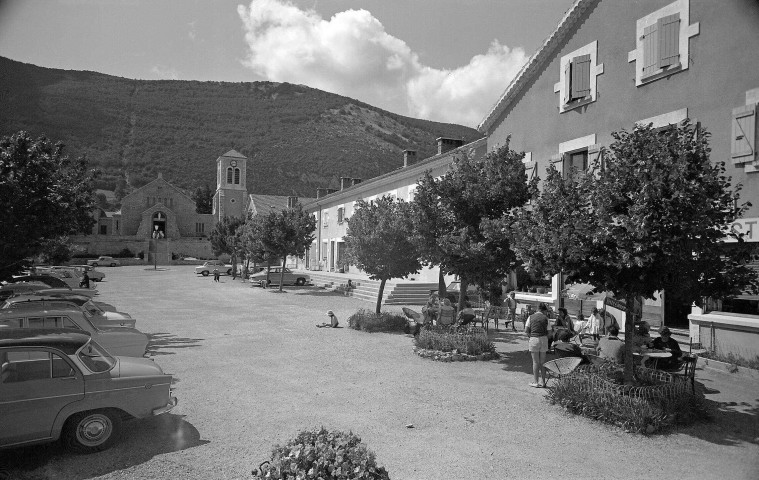 Vassieux-en-Vercors.- Place des Martyrs.