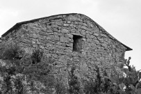 Piégros-la-Clastre.- Le chevet de la chapelle Saint-Médard (XIIe s.).