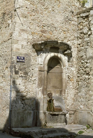 Dieulefit.- Fontaine du beffroi.