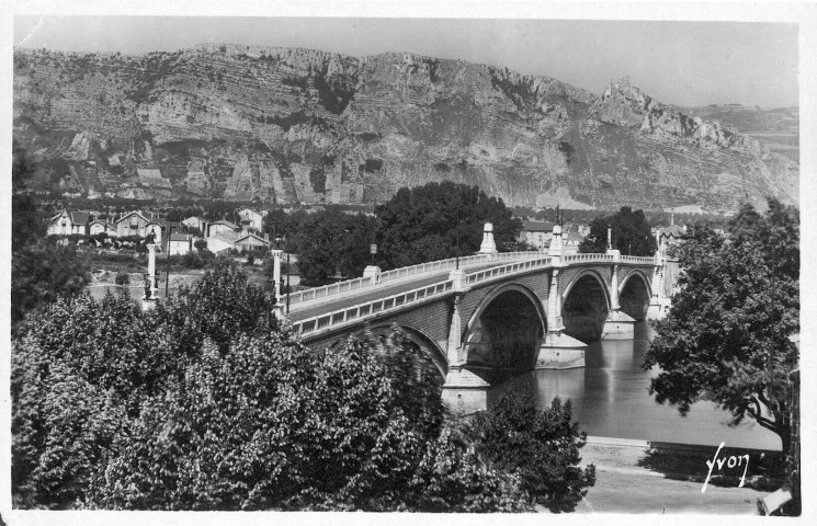 Le pont sur le Rhône.