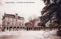 Le bâtiment administratif et la cour du lycée Émile Loubet.